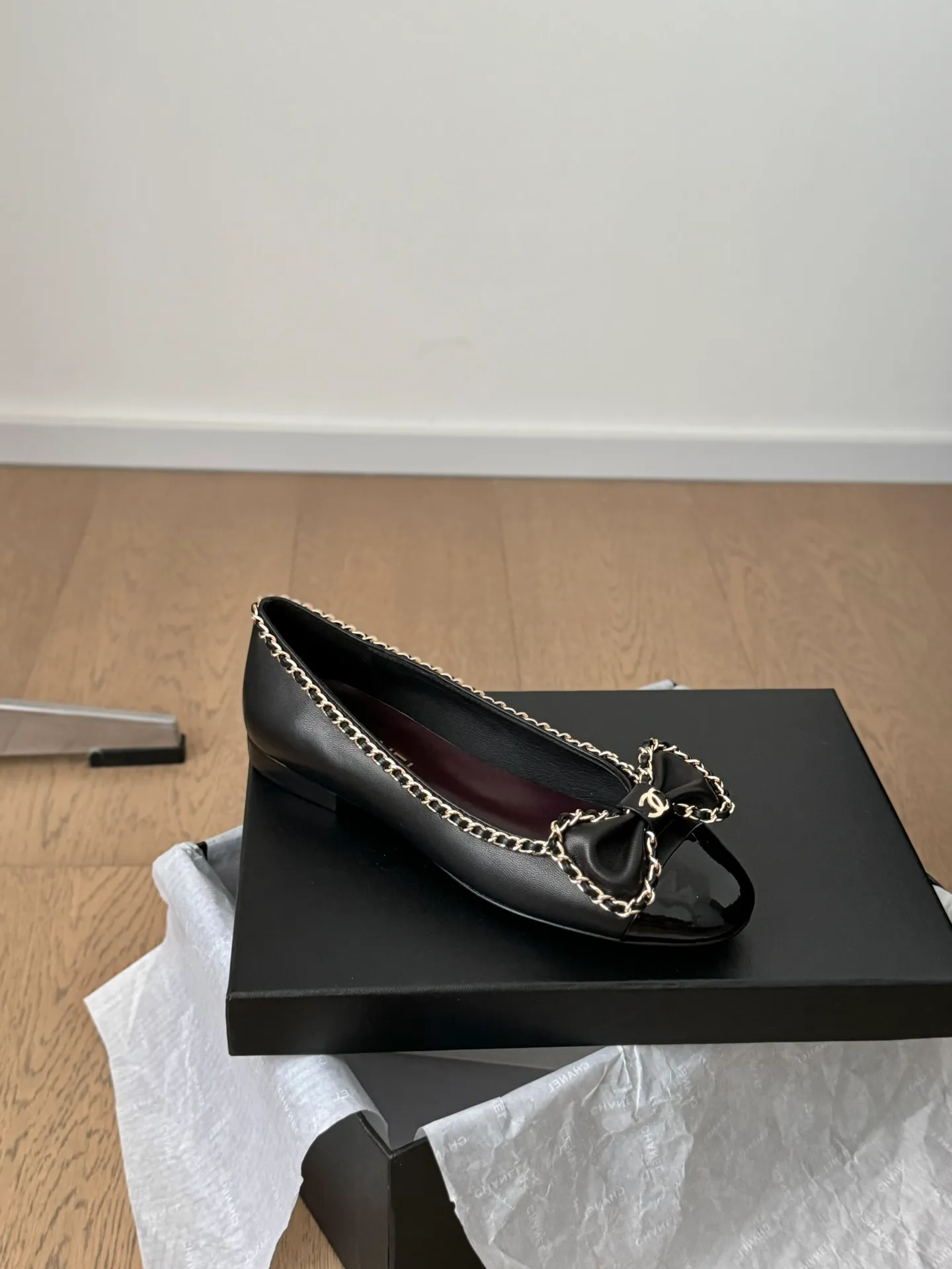 👟👟Ex-factory price 580👟👟 Purchasing agent Chanel Xiaoxiang 24A new chain double C thick heel shoes! 1:1 replica of the original. A classic among classics. It is perfect whether paired with trousers or skirts. The small round head design is very good at modifying the shape of the feet. A must-have for little fairies! The upper is made of imported lambskin, the lining is top-grade mixed sheepskin, and the outsole is imported Italian cowhide. Heel height: 2.5cm. Size: 35-39 (40/41/42/43 customized)